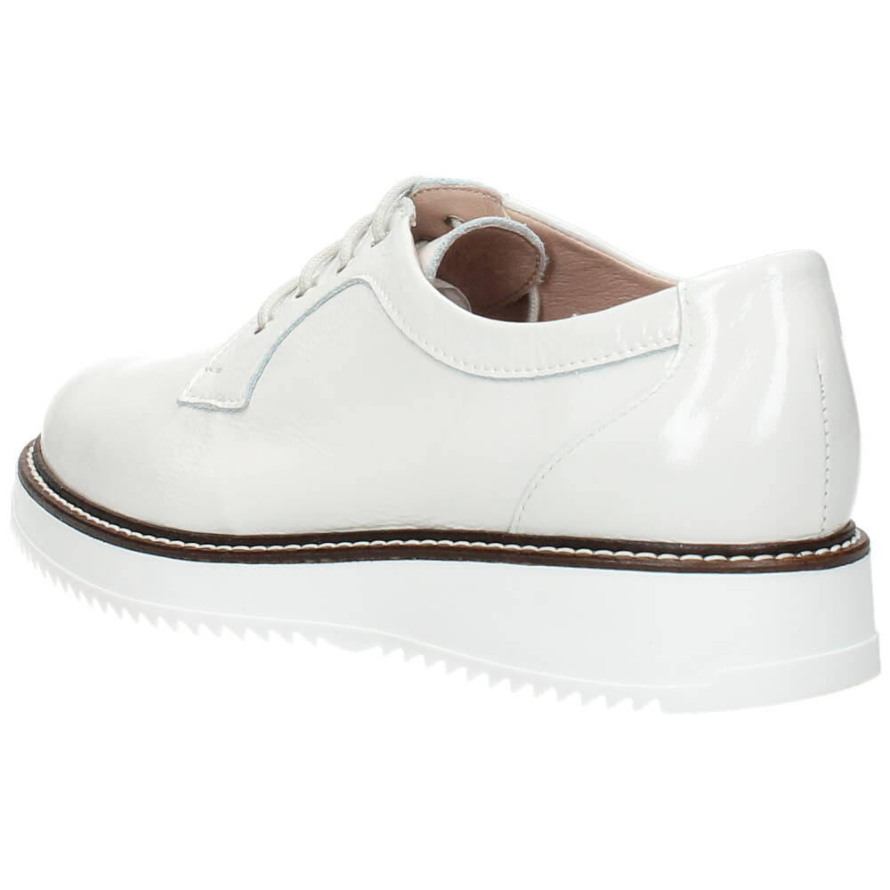 Witte veterschoenen