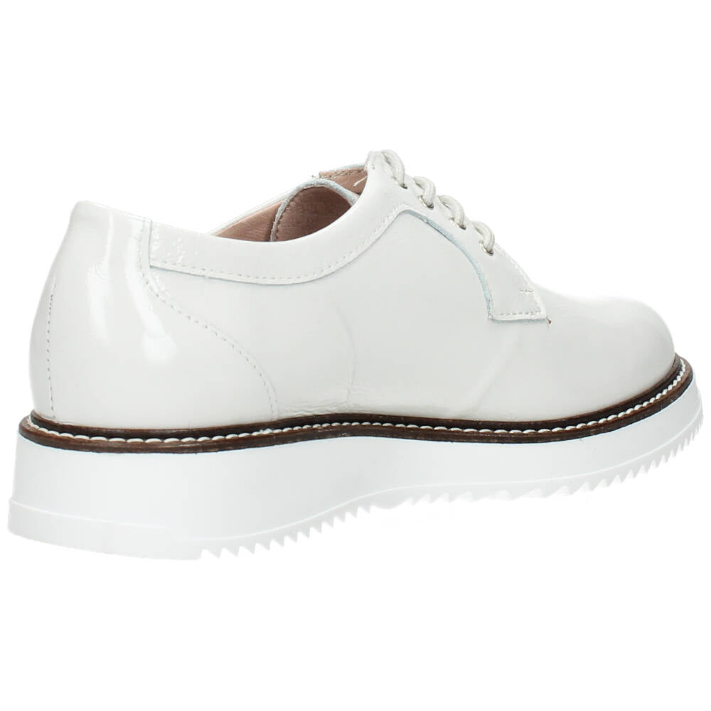Witte veterschoenen