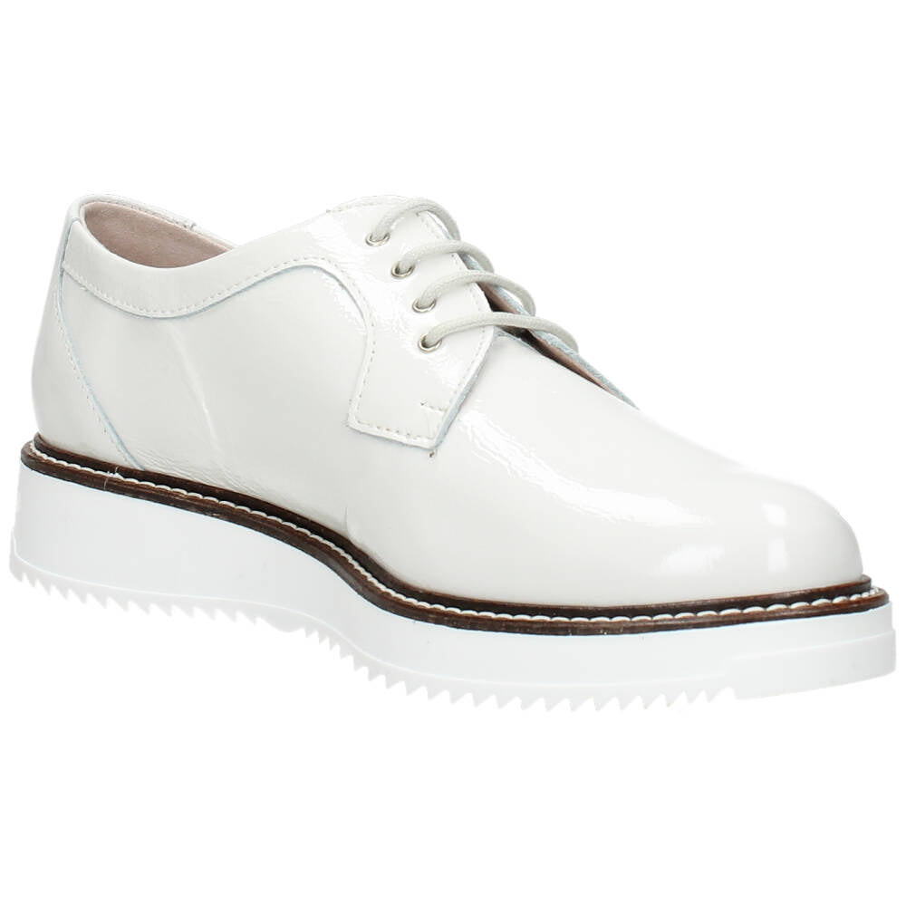 Witte veterschoenen