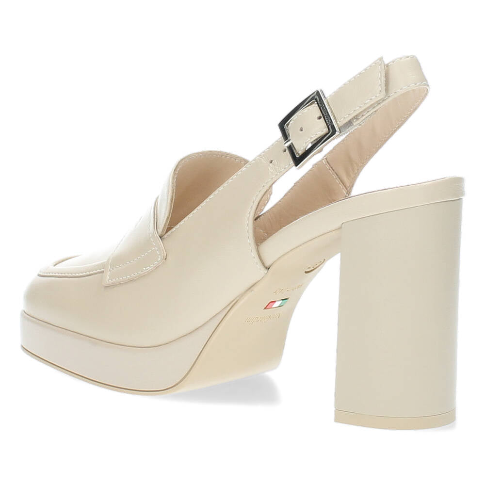 Beige mocassins op hak