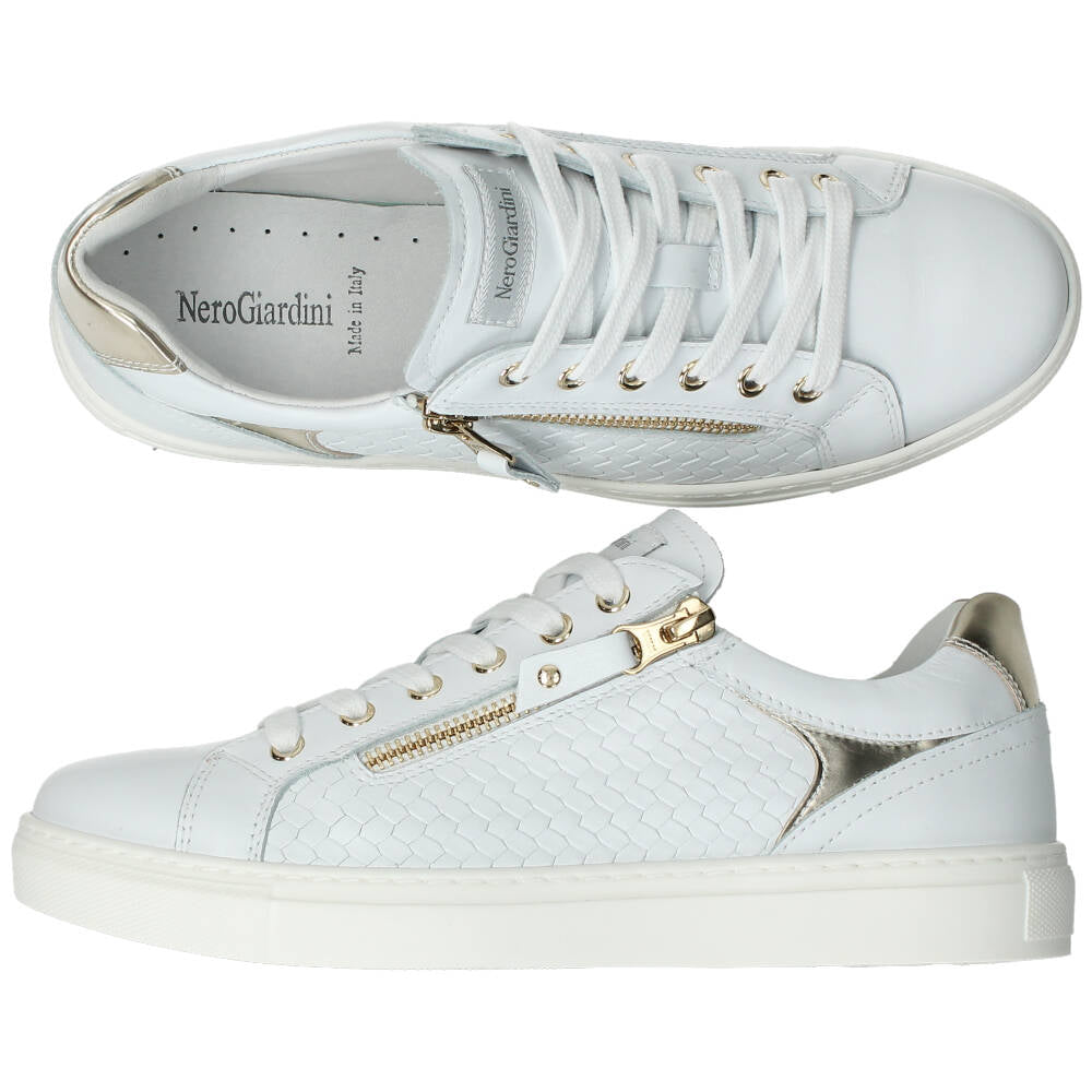 Witte sneakers