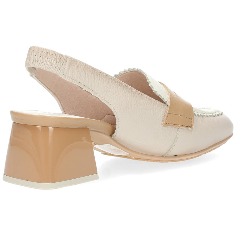 Beige mocassins op hak