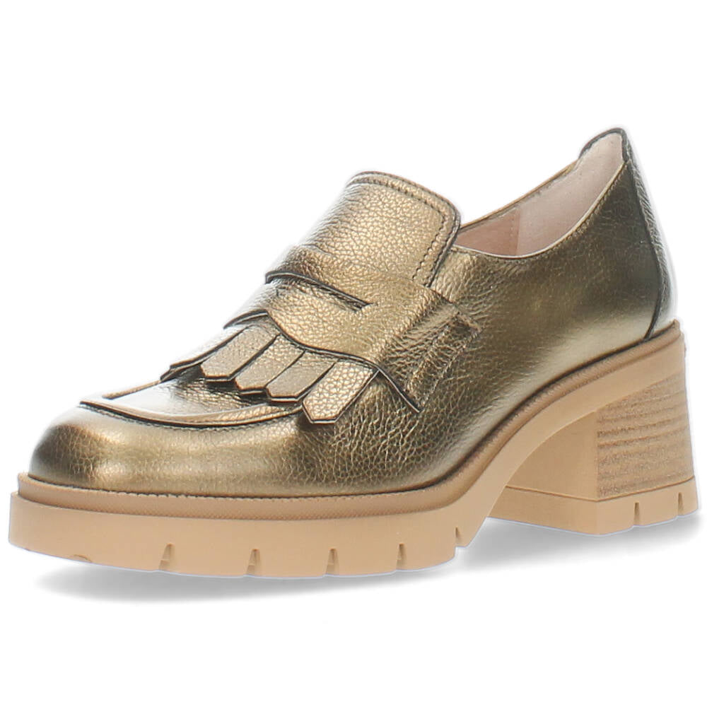 Gouden mocassins op hak