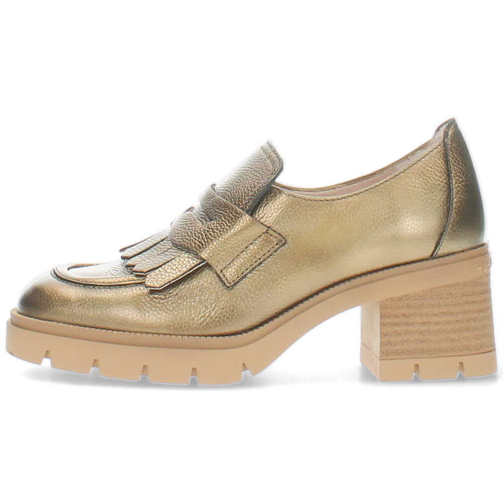 Gouden mocassins op hak