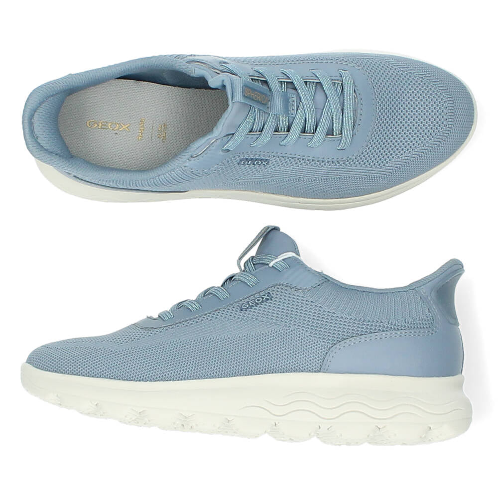 Lichtblauwe sneakers