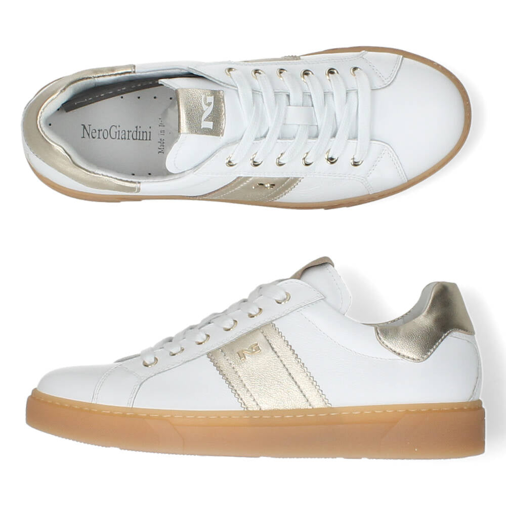 Witte sneakers