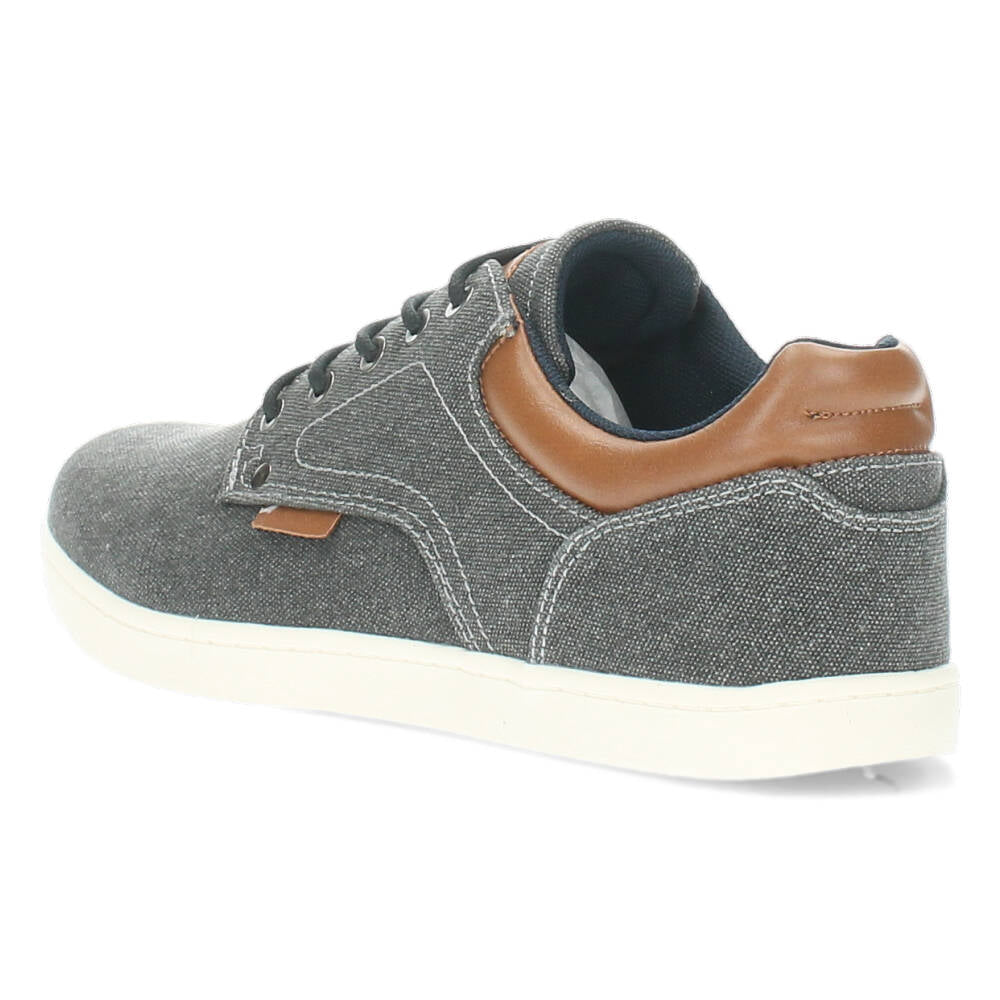 Jeans zwarte sneakers