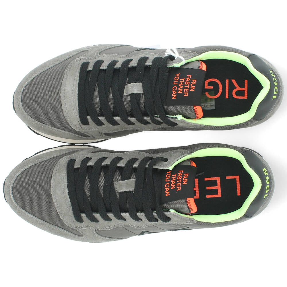 grijze sneaker