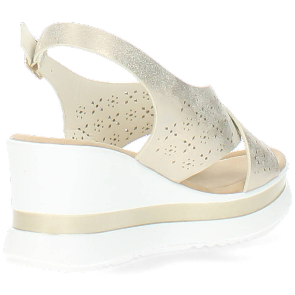 beige sandaal met sleehak