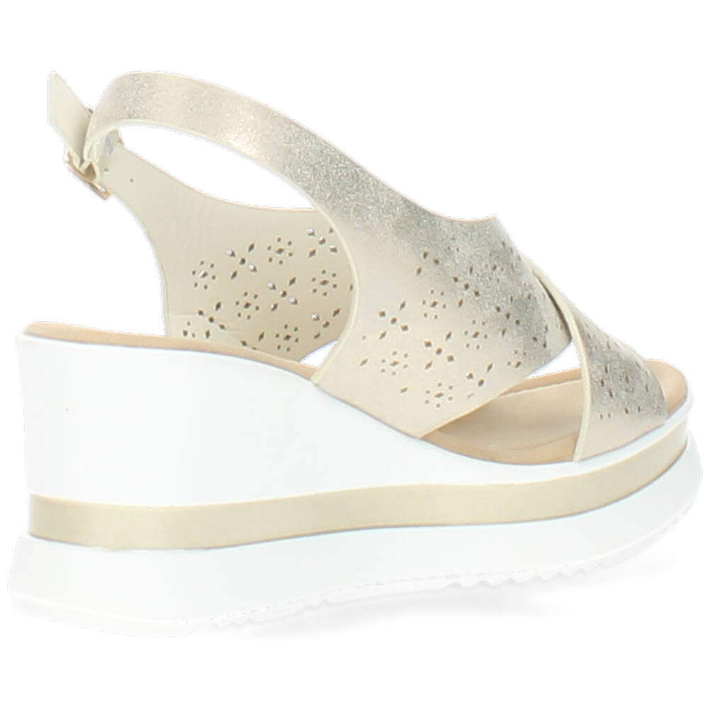 beige sandaal met sleehak