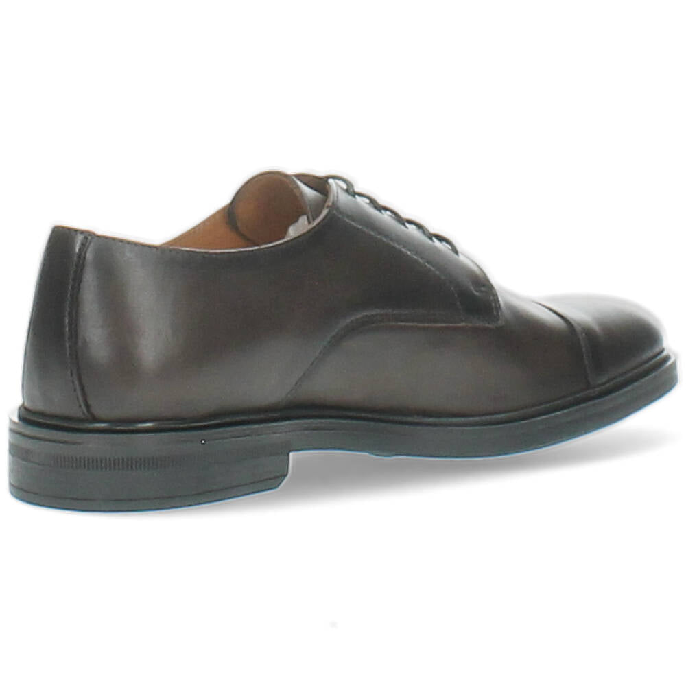 bruine geklede schoen