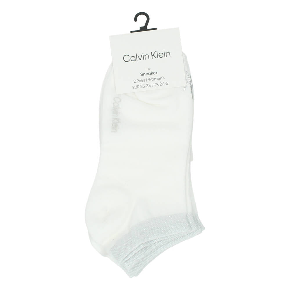 witte sneaker kousen