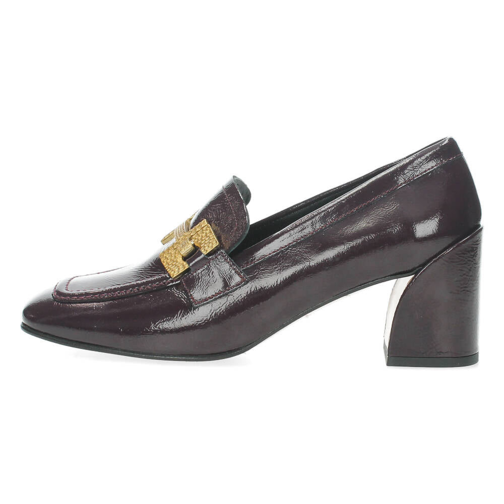 Paarse mocassins op hak