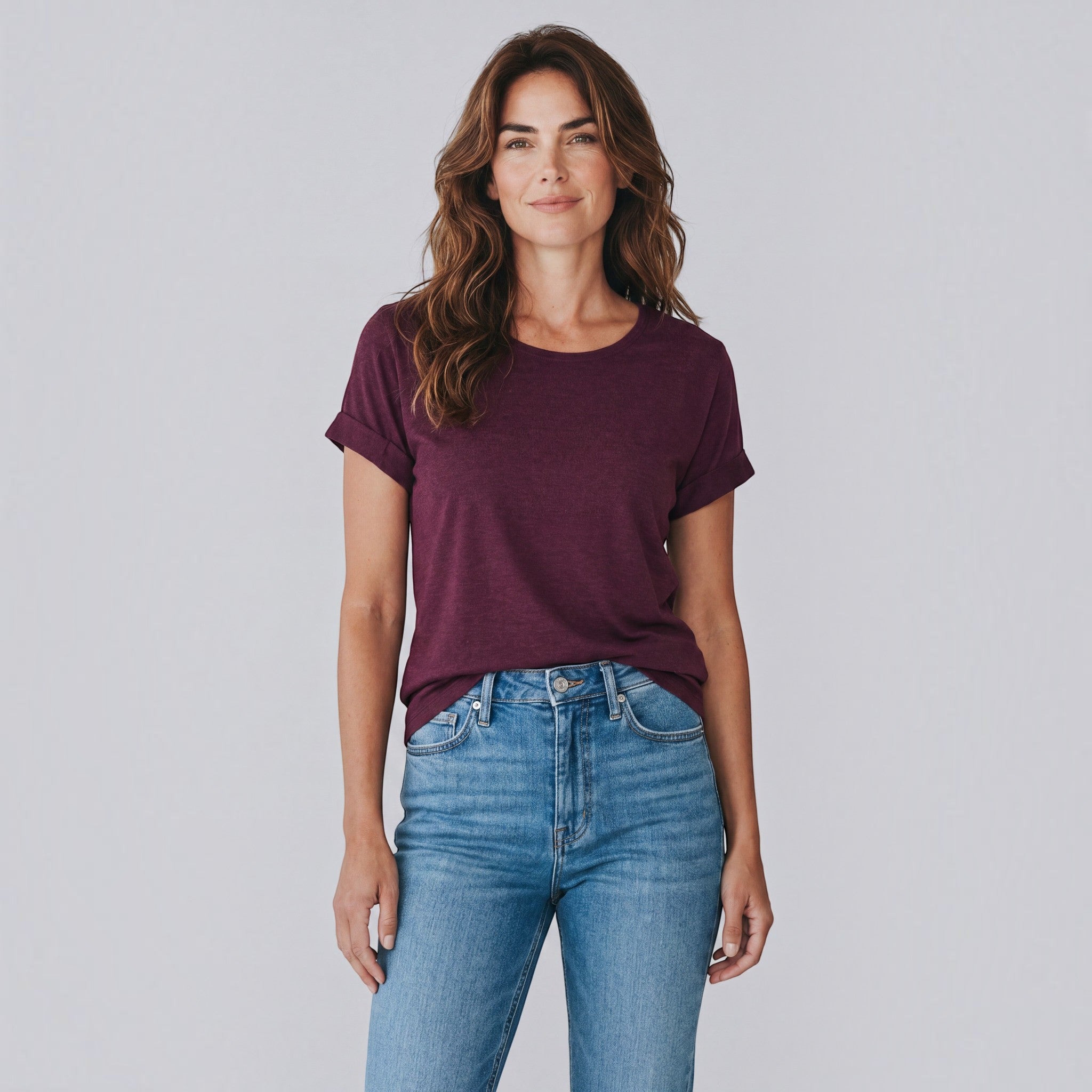 Model draagt een bordeaux T-shirt met ronde hals en opgerolde mouwen van Bent Merkschoenen Online