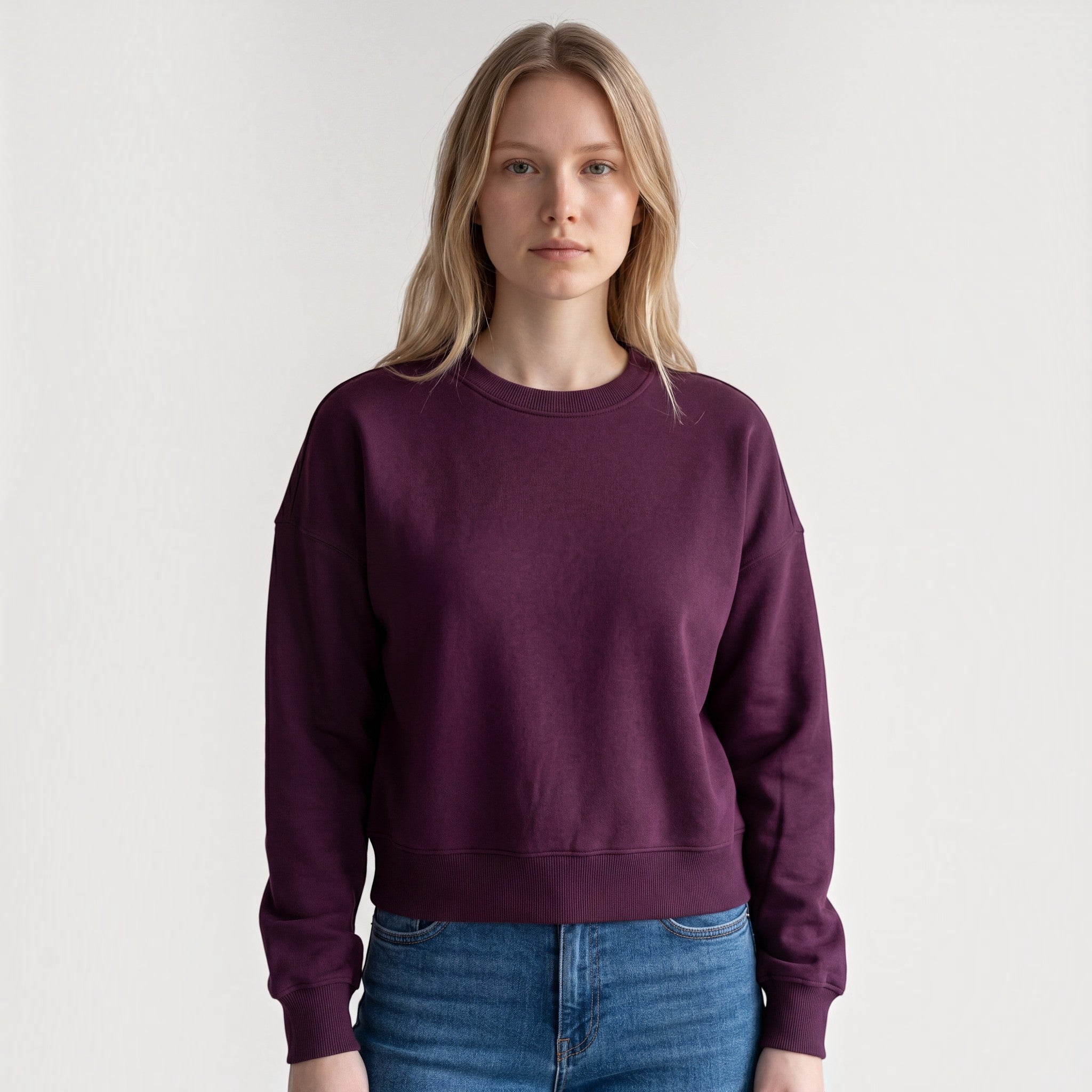 Model draagt een bordeauxrode Bent Merkschoenen Online trui met ronde hals en geribbelde boorden.