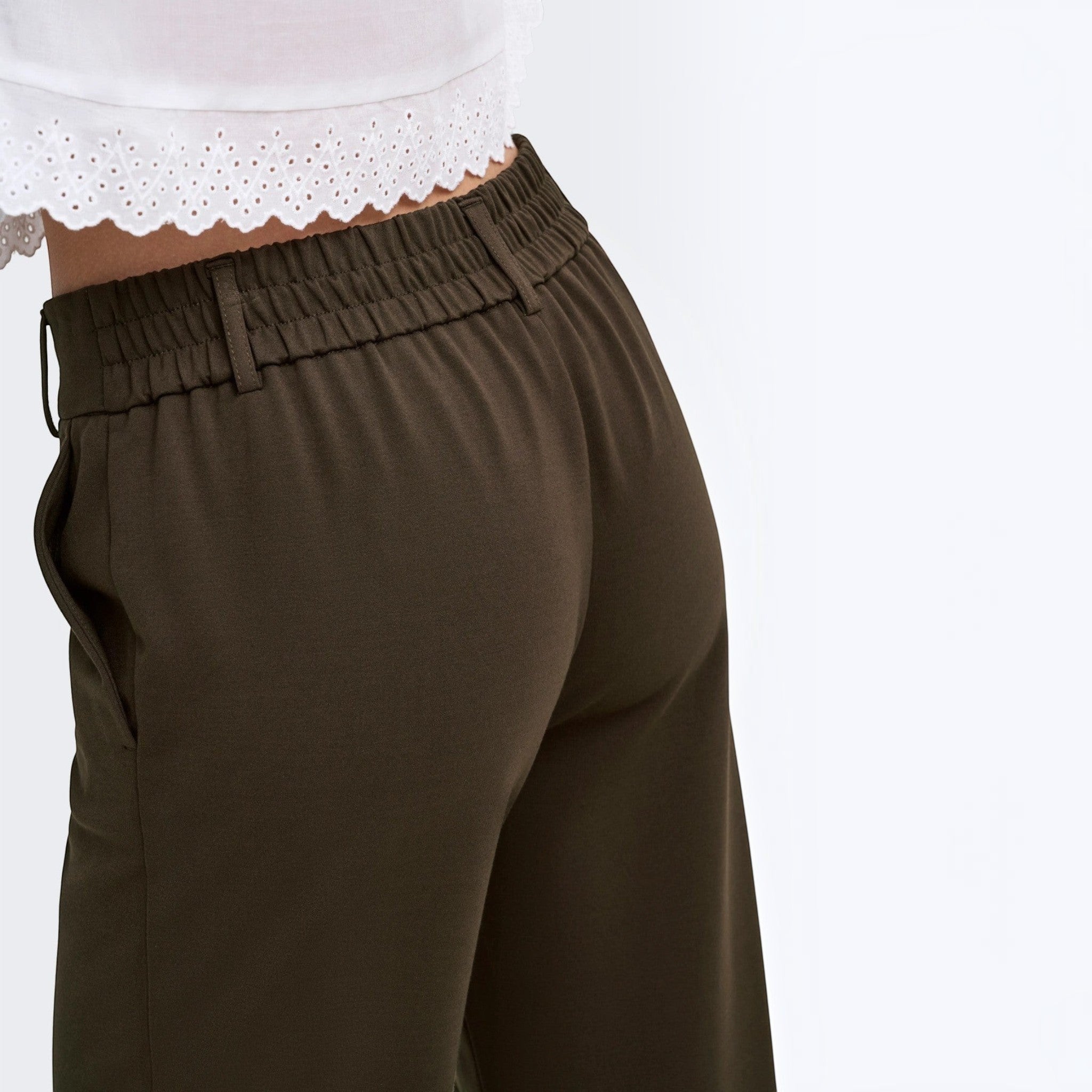 Bent Merkschoenen Online donkerbruine dames pantalon met elastische tailleband en riemlussen, zijaanzicht.