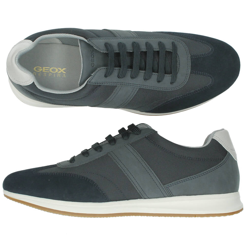 Donkelblauwe sneakers