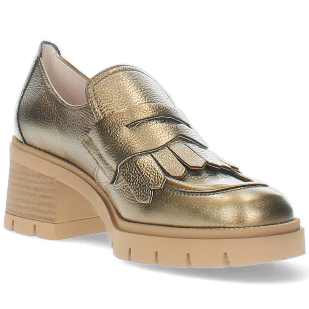 Gouden mocassins op hak