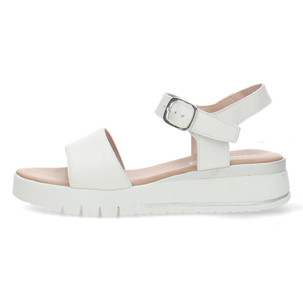 Witte sandalen