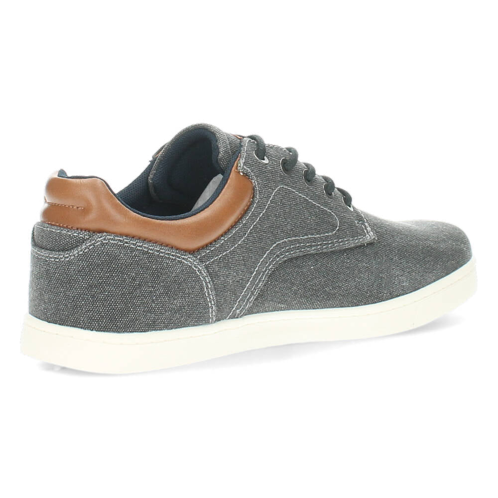 Jeans zwarte sneakers