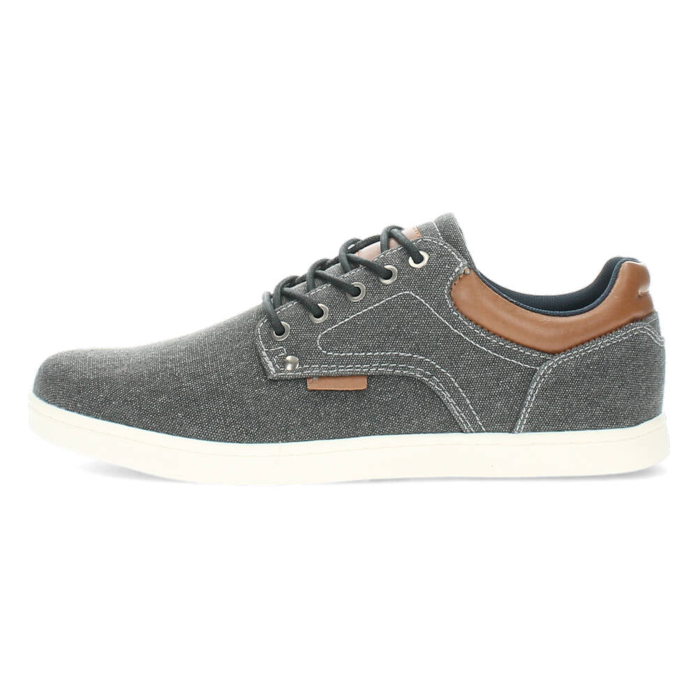 Jeans zwarte sneakers