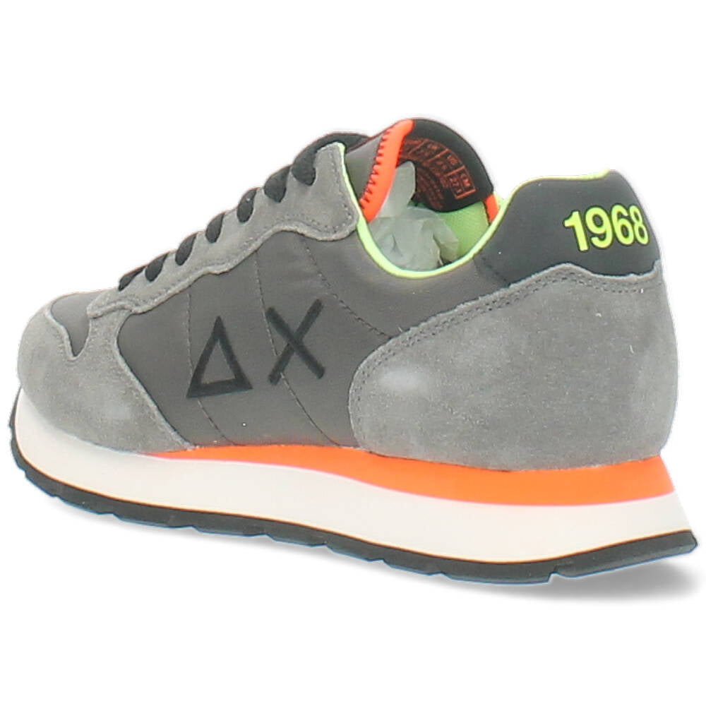 grijze sneaker