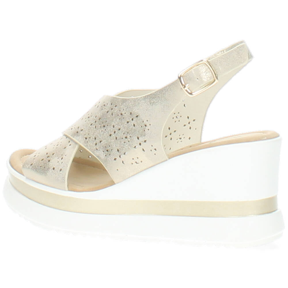 beige sandaal met sleehak