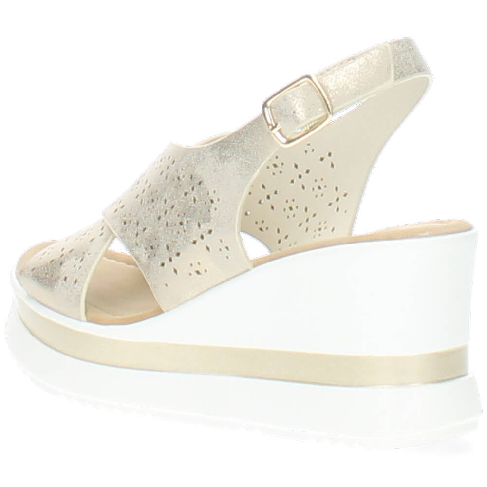 beige sandaal met sleehak