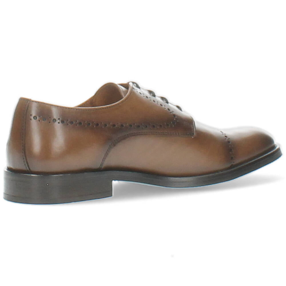 bruine geklede schoen