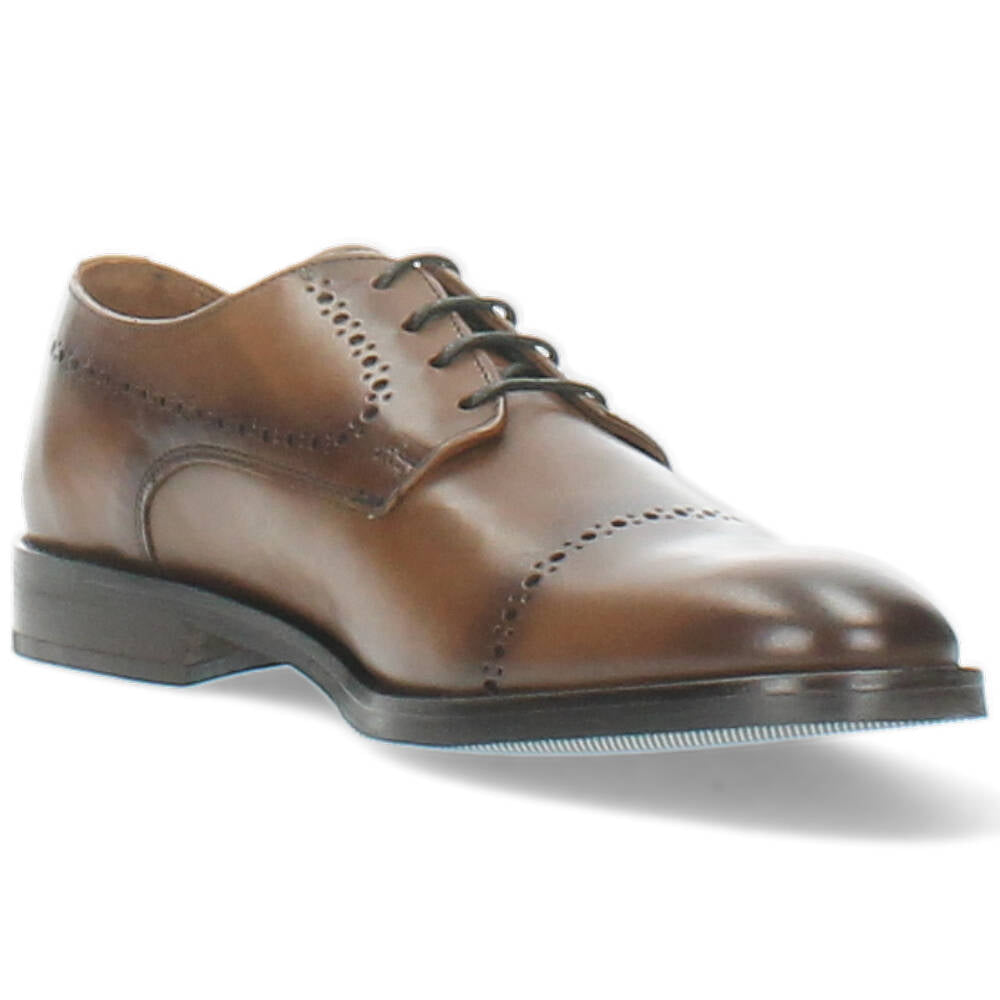 bruine geklede schoen