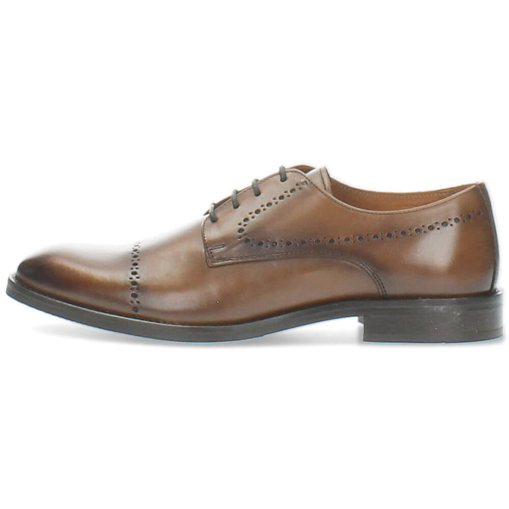 bruine geklede schoen