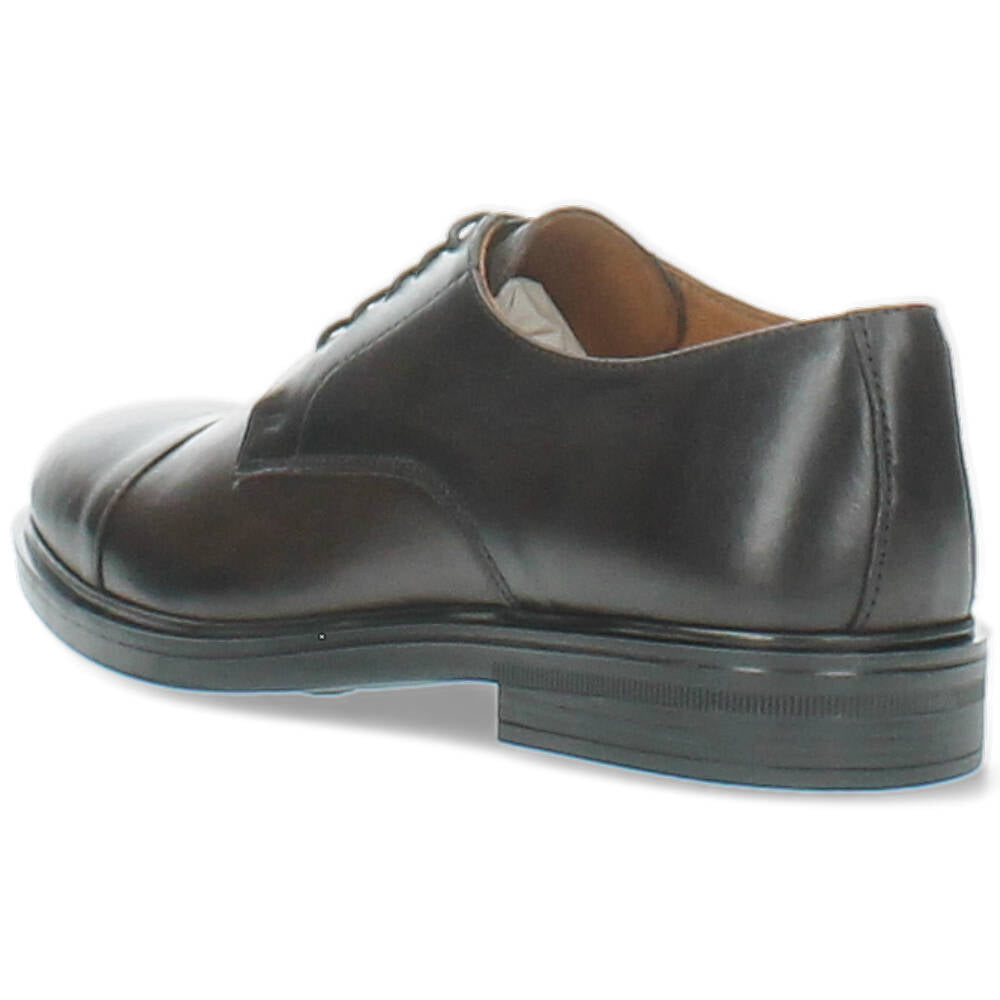 bruine geklede schoen