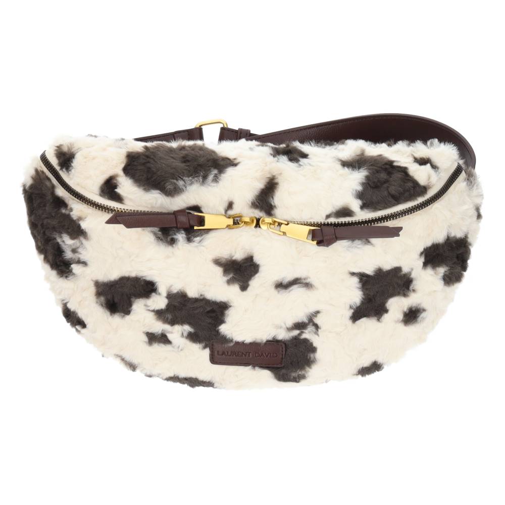 beige handtas met bruine vlekken