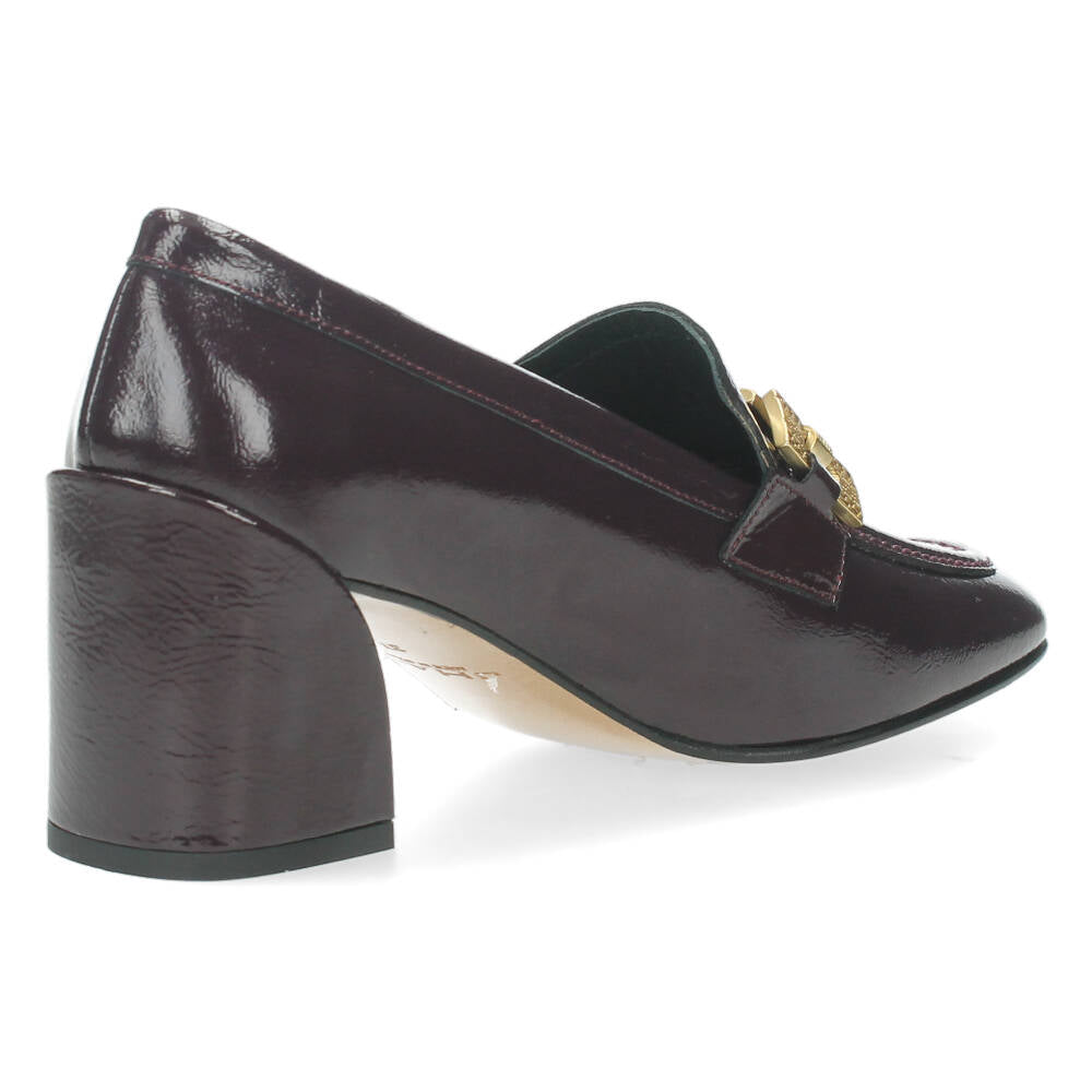 Paarse mocassins op hak