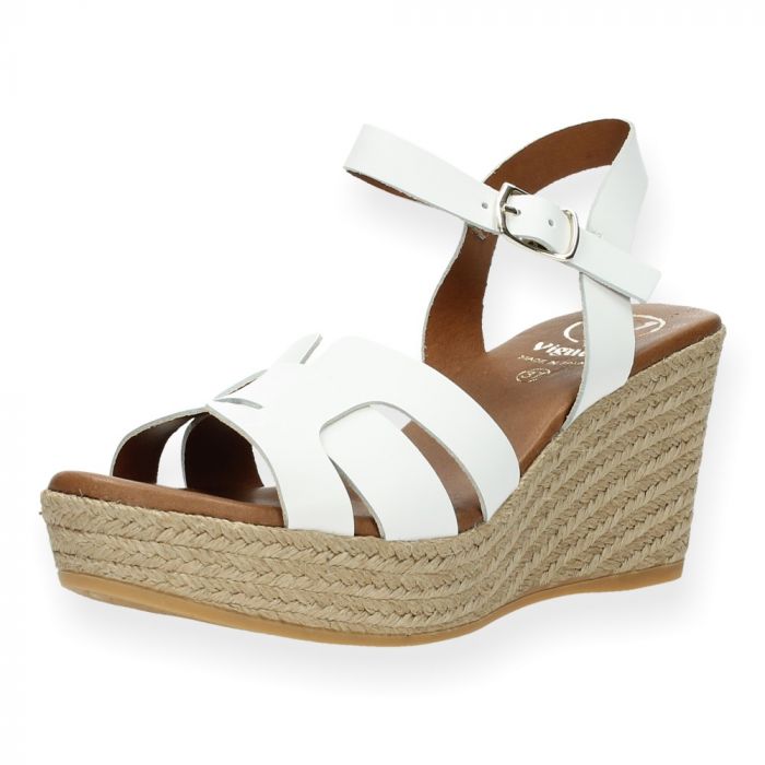 Witte sandalen met sleehak van Viguera | BENT.be